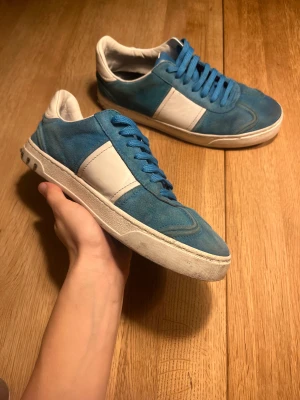 Valentino flycrew - Tja, säljer dessa Valentino flycrews i blå färg. Sitter som 42 och är i bra skick. Alla nitar är kvar och annars är skon i bra skick. Hör av er för övriga frågor!