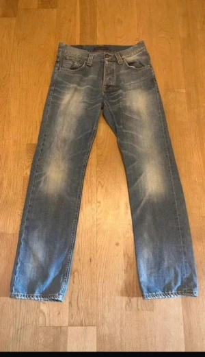 Blå Nudie Jeans straight fit W31 L32 - Skitsnygga nudie jeans i den ovanligare modellen straight alf. Skicket är superbra. Storlek W31, L32