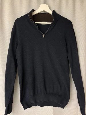 Mörkblå half zip tröja John Henric - Mörkblå stickad half zip tröja från John Henric. Storlek M men passar även S. Tröjan är använd men i gott skick. Äkta köpt från John Henric för runt 800kr.