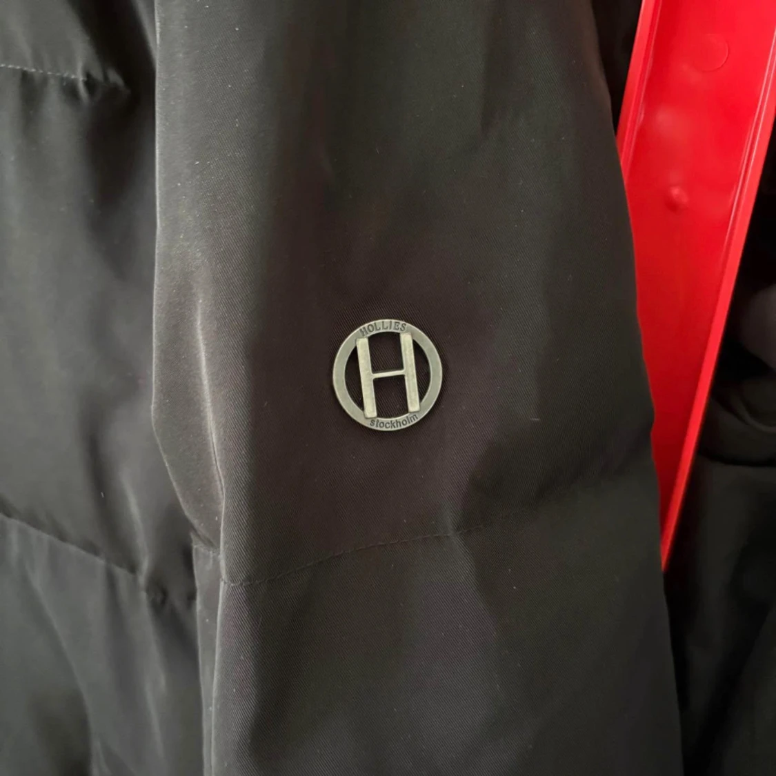 Svart dunjacka med päls från Hollies - 2