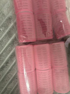Rosa hårspolar i plast - Säljer flera rosa hårspolar i plast, perfekta för att skapa volym och lockar. De är cylinderformade och har en yta med små piggar som håller håret på plats. Kommer i förpackning, superenkla att använda för styling hemma.