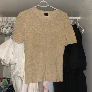 Glitter t shirt  - Super snygg t tröja i guld glittrigt material. Storlek L men jag med S/M har den för en lite mer avslappnad look ❤️