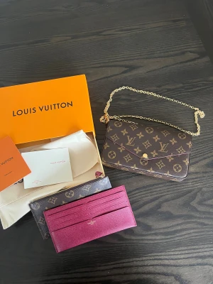 Louis Vuitton Väska - Pris kan diskuteras vid snabb affär så skicka gärna prisförslag! Har ärvt den. Avtagbara band ifall man vill använda den som clutch eller balväska. Går att ha banden på två olika sätt. Superfint skick och använd sparsamt. Lite skavanker på lådan. 