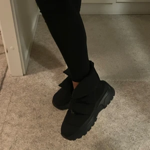 Svarta Vinterskor - Säljer mina svarta vinterskor i storlek 39. Endast använda ett par gånger och väldigt varsamt, ser ut som helt nya! Köpta för 450:- från H&M. Super söta till vintern och håller en varm! 🥰