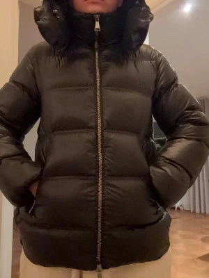 Massimo dutti jacka - Trendig massimo dutti jacka! Mycket fint skick. Har tejpat lite på ena armen då det blev ett mini hål.