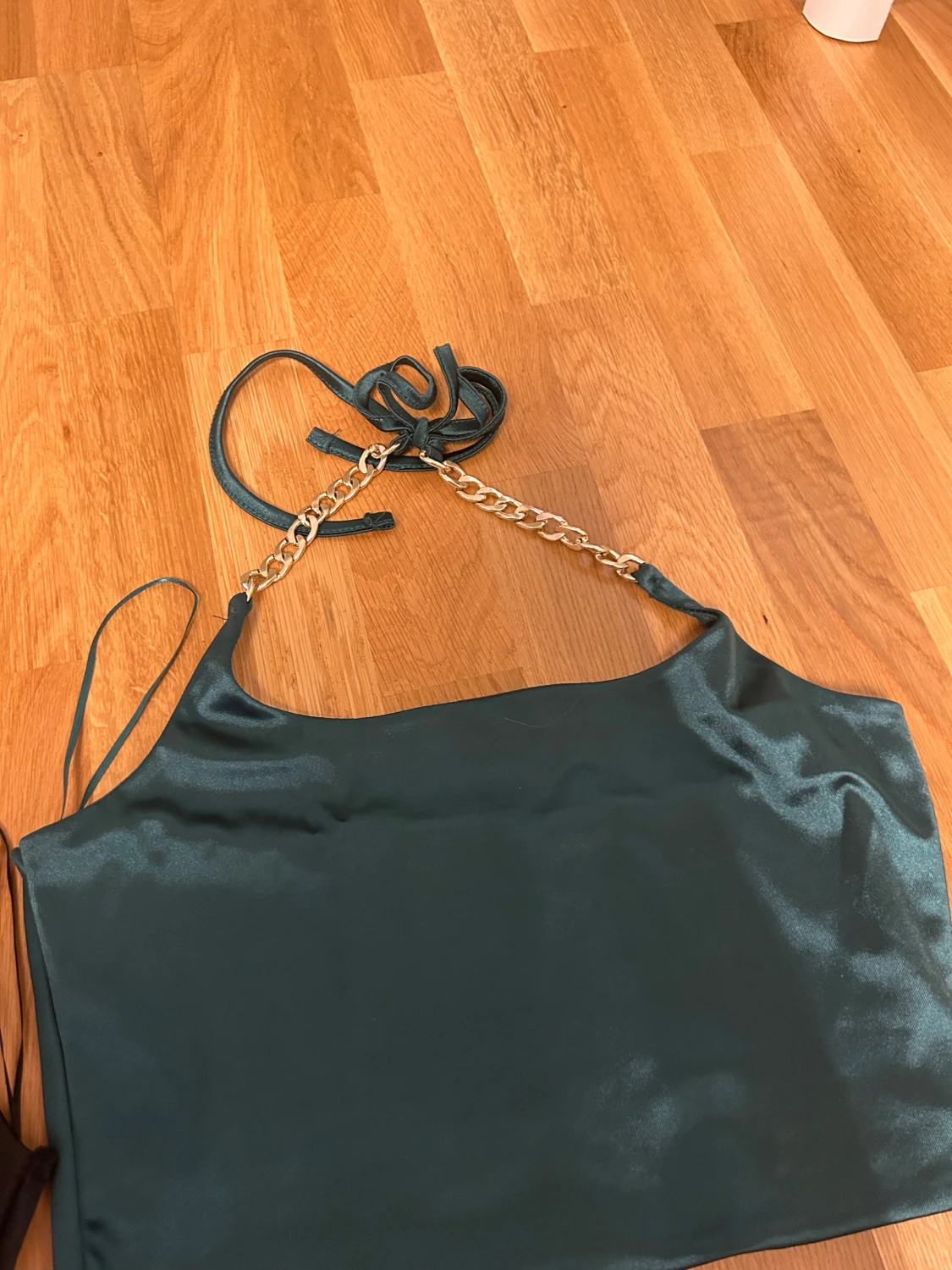 Satinlinne med guldkedjor - 2