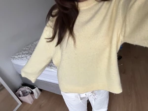 Ljusgul stickad tröja Gina Tricot - Supermysig ljusgul stickad tröja från Gina Tricot i storlek S. Tröjan har en enkel, loose passform med rund hals och långa ärmar. Tveka inte att höra av er❣️