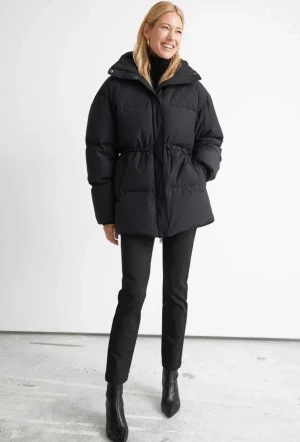 Vinterjacka strl XS från Other stories  - Vinterjacka från & Other stories i strl XS. Använt skick men inget slitage som syns. Svart färg. 