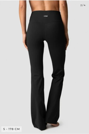 Helt nya Utsvängda träningsbyxor ICANIWILL - Snygga utsvängda träningsbyxor/yogapants från ICANIWILL. Helt nya med lappen kvar, aldrig använda, säljer då jag fick 2 likadana. Nypris 800 kr, säljer för 500kr men priset kan diskuteras. Storlek S-tall men lagom långa för mig som är 170, så inte jättelånga.  🥰