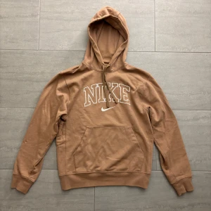 Nike hoodie  - Brun/beige Nike hoodi i bra skick. Stolek XS men rätt stor i storleken!