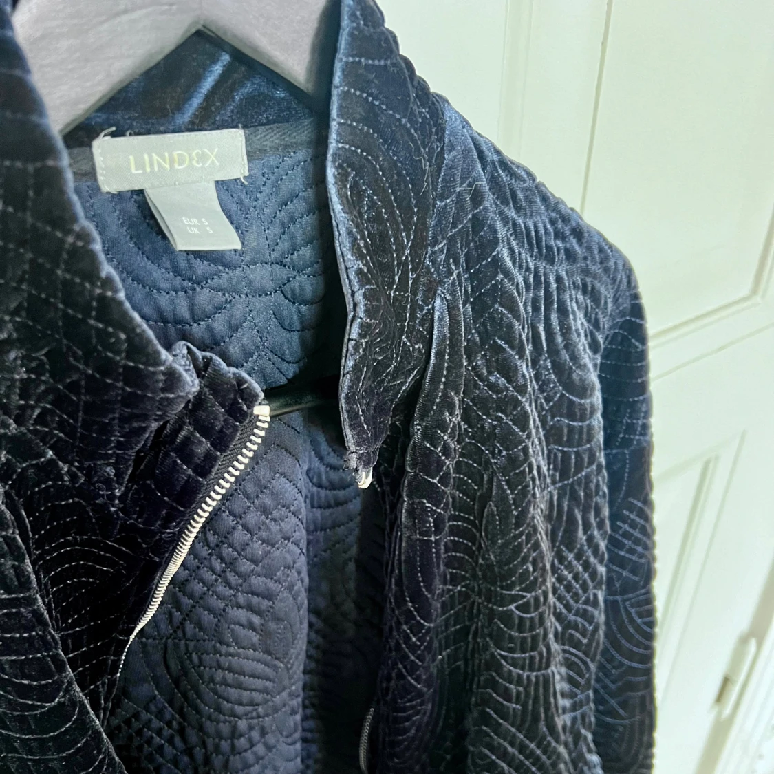 Mörkblå quiltad sammetsjacka  - 5