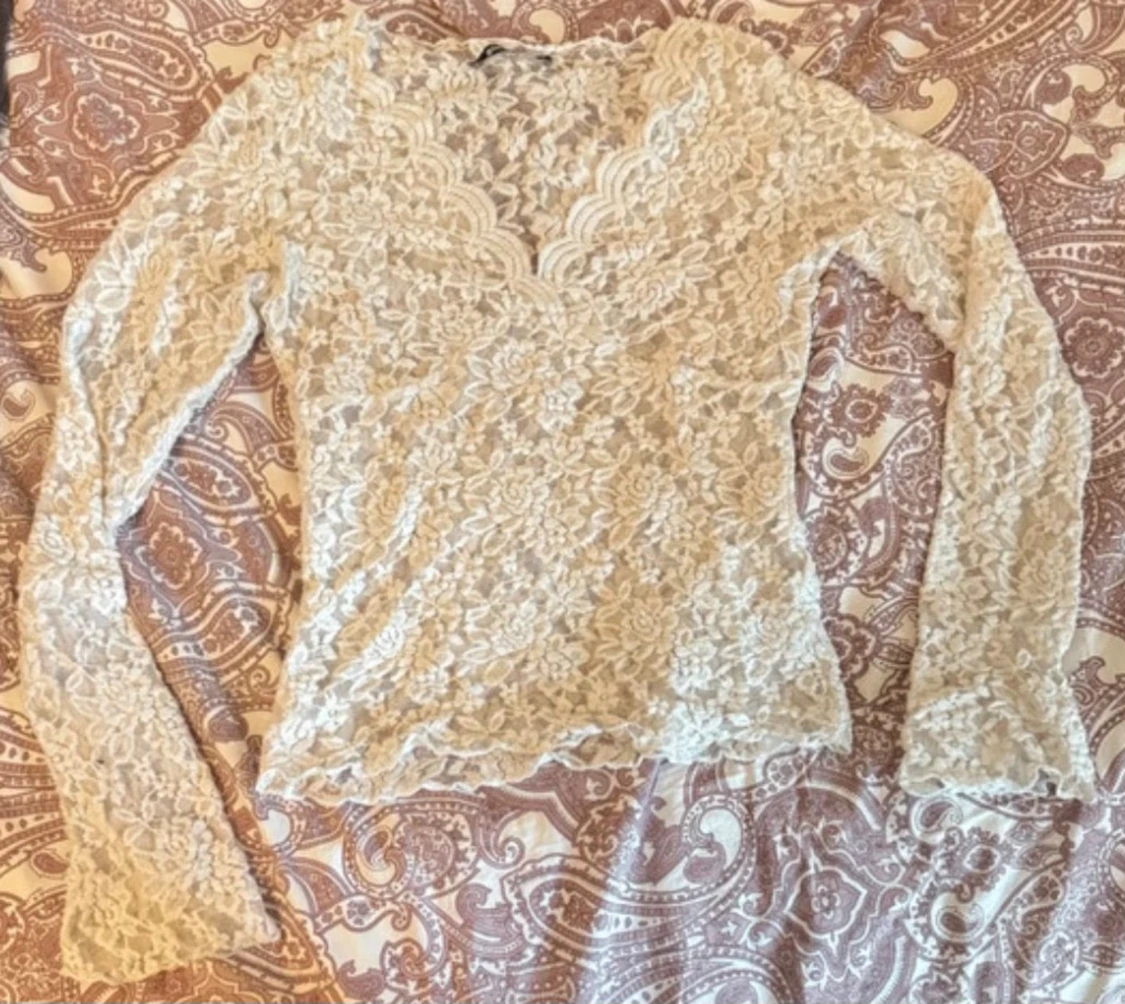 Vit spetsblus från Gina Tricot