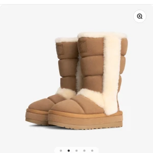 UGG Classic Chillapeak Boot Chestnut stl 38 - Säljer ett par UGG Classic Chillapeak Boot Chestnut stl 38 men passar även någon med storlek 37. Uggsen har vit fluffig pälsdetalj längs kanten och insidan. Uggsen är helt nya aldrig använda och säljs pga dom bara ligger hemma och inte kommer till användning. Säljs utan kartong.