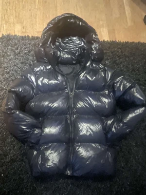 Mörk blå jacka -  glansig pufferjacka storlek xs, som jag Tyvär växt ur