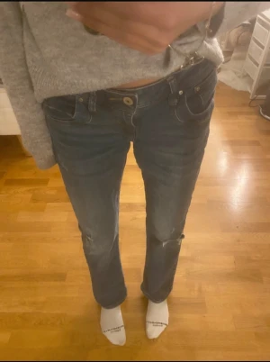 Blå Ltb byxor  - Blåa jeans med hål från Ltb💗 Storlek W29 L32. Modellen valerie, boot cut, low rise💗