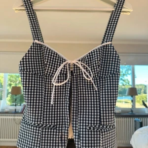 Rutig topp - Säljer denna jätte snygga rutiga topp från zara. Aldrig använd. Säljer för jag hittar aldrig användning för den