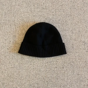 Svart mössa från Polo Ralph Lauren - 🧵 Märke: Ralph lauren ✨ Skick: Mycket gott skick / Nästan som nytt 📦 Snabb leverans – skickas samma dag! 💌 Har du frågor? Hör gärna av dig – svarar snabbt!
