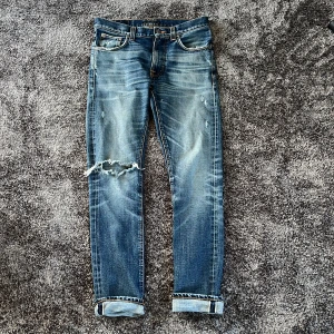 Nudie Jeans blå selvedge jeans - Stört snygga selvedge jeans från nudie med galna fades. Höger fickan är lite sönder inuti. Annars topp skick! Nypris 3000. Hör av er vid mina fundering!