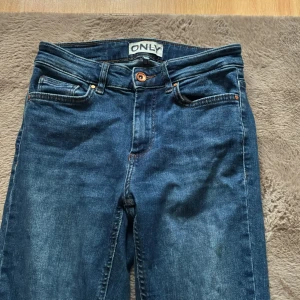 Blå bootcut jeans från ONLY - Snygga blå bootcut jeans från ONLY. Hög midja. Bra skick utom att dom är lite slitna nere vid hälen annars är dom bra skick och använda några gånger. Pris kan diskuteras och skriv för fler bilder 💓
