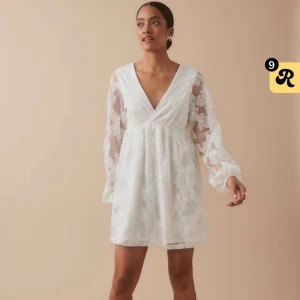 Vit spetsklänning från Gina Tricot - Superfin vit kortklänning från Gina Tricot med v-ringning, långa transparenta ärmar och broderade blommor i spets. Klänningen har omlott framtill, samt knytband i nacken. Inga defekter och ändas använd 1 gång🫶🏻 Läs gärna bio💗 ord pris 800kr🩷 priset är diskuterbart!