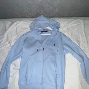 Ralph Lauren Hoodie Baby Blue - Helt ny och oanvänd.