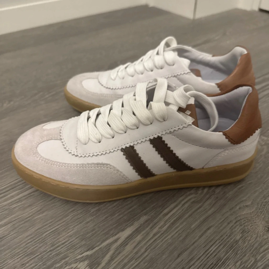Vita sneakers med bruna detaljer