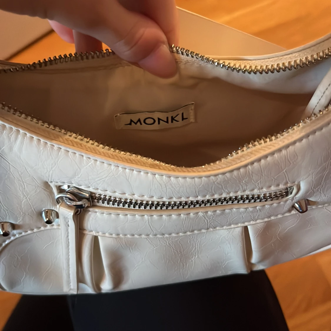 Vit axelväska från Monki i skinnimitation - 2