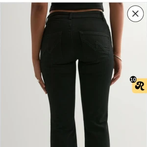Svarta Lågmidjade jeans  - Säljer ett par superfina jeans från Nelly i nyskick, säljer då dom var försmå, hör av er för fler bilder eller annat💞💞