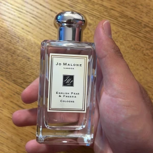 Jo Malone English Pear & Freesia - Fräsch parfym från Jo Malone, English Pear & Freesia. Flaskan är rektangulär i genomskinligt glas med en elegant silverfärgad rund kork. Doften är fruktig och blommig, perfekt för dig som gillar lätta och sofistikerade toner. 100ml