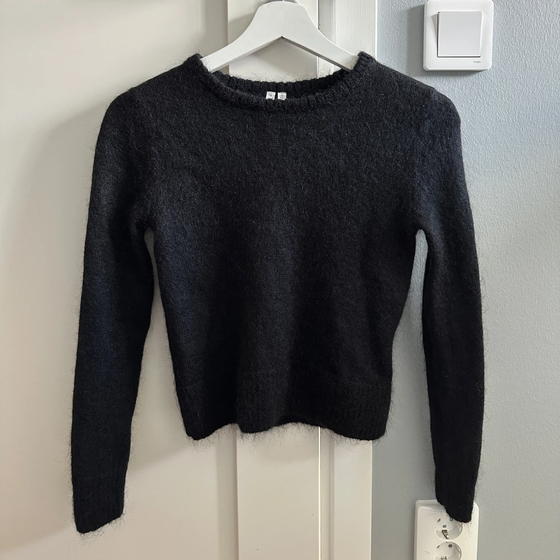 Svart stickad tröja från Arket