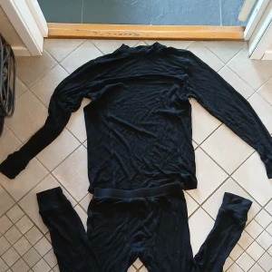 Svarta underställsbyxor i bambuviskos - Mjuksvarta underställsbyxor i 95% viskos från bambu och 5% elastan. Tight passform med stretchig känsla, perfekta för kalla dagar eller som lager under andra kläder. Sitter skönt mot huden och är lätta att röra sig i. Passar s och xs