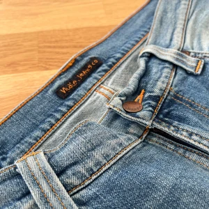 Nudie Thin Finn jeans  - Oanvända Nudie Thin Finn jeans, storlek 34/32. Lappen där bak ska vara uttvättad då det var så de köptes.