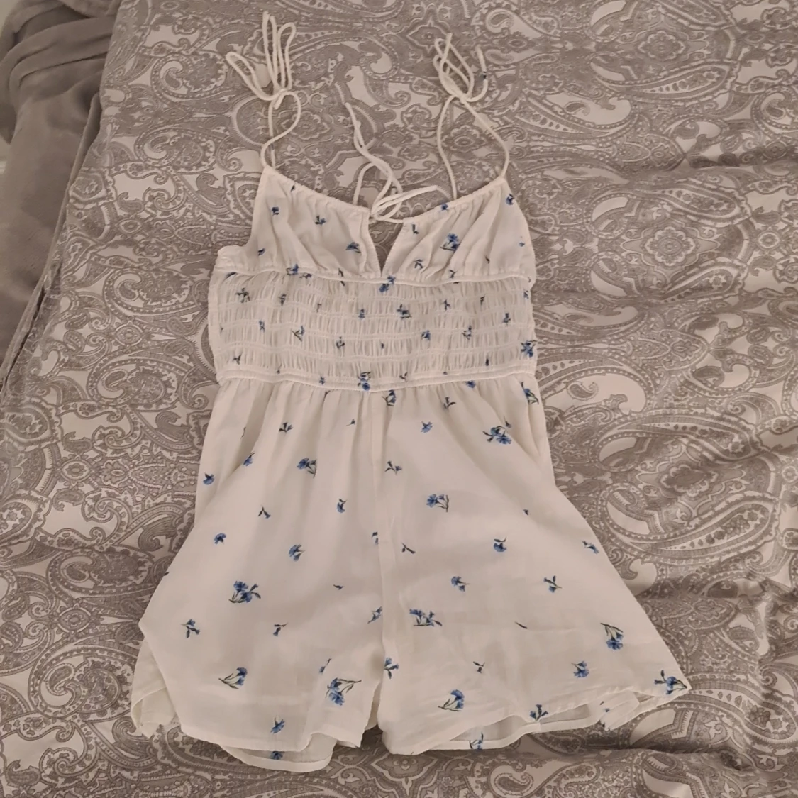 Vit blommig jumpsuit med knytband