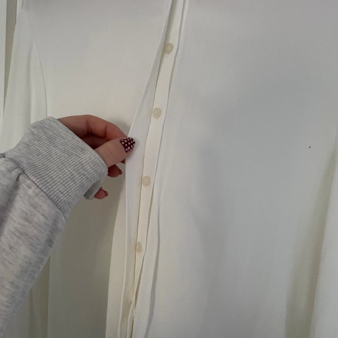 Vit skjorta med knappar och krage - 1