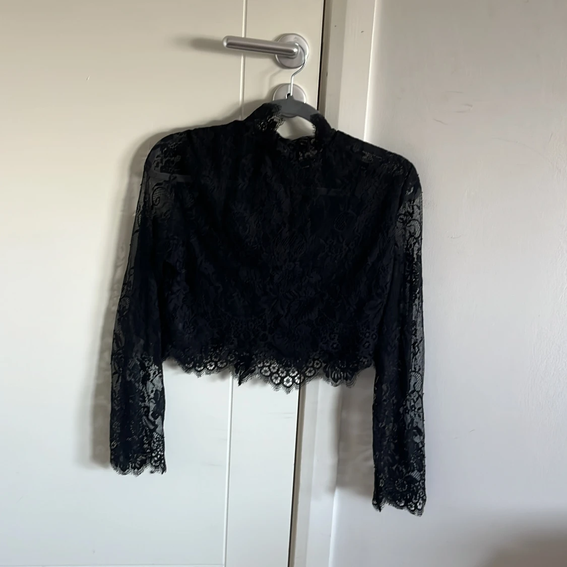 Svart spetsblus med hög krage