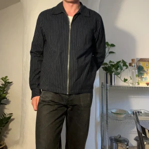 Weekday overshirt - Randig jacka/overshirt/överskjorta i blått. 