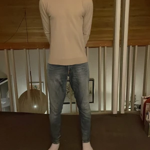 Nudie jeans - Säljer ett par snygga ljusblåa jeans från nudie jeans. Dom är omhändertagna väl men har ett litet hål längst ner på högra baksidan av benet. Kan gå ner i pris vid en snabb affär! Hör av dig om ni har minst frågan!