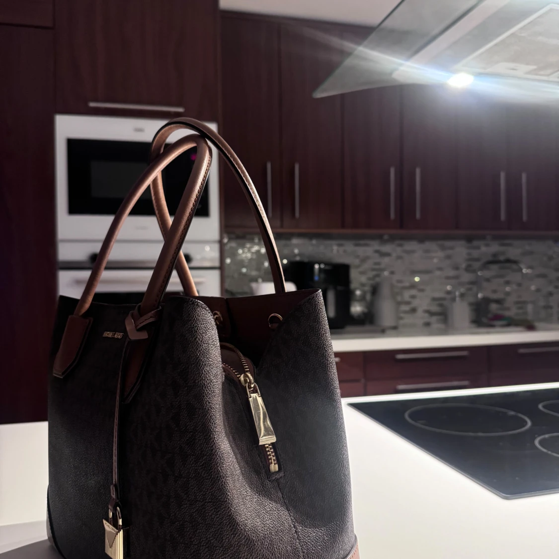 Michael Kors brun handväska med monogram - 1