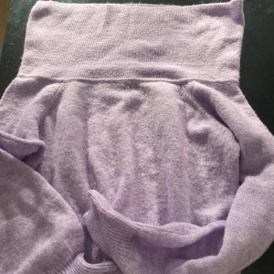 Off shoulder stickad tröja  - Super fin off shoulder tröja från vero Moda. Perfekt för kallare tider och den är stilren