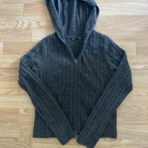 Zip Tröja - Zip Tröja från LAGER 157. Nypris 200kr. Köparen står för frakten. Pris kan diskuteras vid snabb affär.