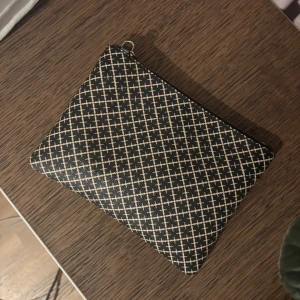 Malene Briger ivy väska - Väska från malene birger, ivy kuvertväska. Väskan är använd men den är i bra skick, det ändå är lite trådar på insidan men inget man ser eller tänker på. Långt band finns som aldrig är använd 