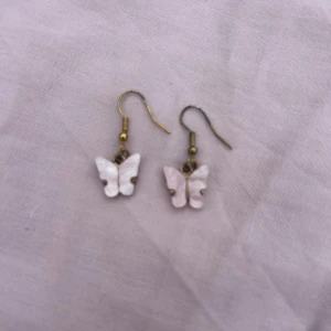 Ett par rosa fjärilsörhängen  - Ett par rosa helt oanvända fjärilsörhängen.              ! EJ riktigt guld ! 