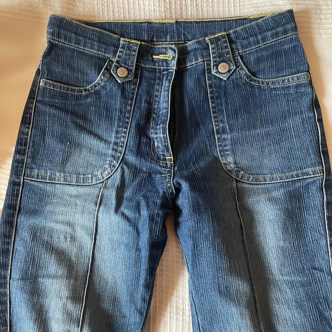 Blå bootcut jeans med fickdetaljer - 2
