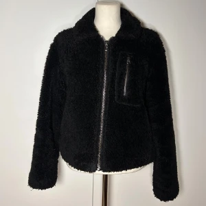 Teddyjacka cheap Monday  - Teddy jacka från cheap Monday i storlek s. Inköpt för flera år sedan, säljs alltså inte längre.  Köp sker via köp nu, jag postar inom 24h. Kvar tills markerad såld 