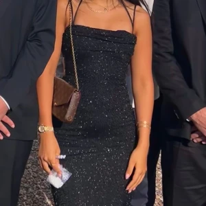 Oh Polly klänning med pärlor - Figurnära klänning med pärlor från Ohpolly. Passar xs/s