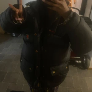 Svart dunjacka från Fjällräven - Säljer min svarta fjällräven då den va lite för liten längre ner på jackan, den är i storlek xs och s🤗 pris kan diskuteras💗