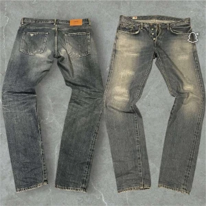 Edvin Selvedge jeans med slitningar - Säljer ett par Edvin Selvedge Japan jeans med slitningar och blekta detaljer framtill. Modellen har raka ben, knappgylf och fem fickor. Perfekt för dig som gillar en vintage vibe och vill ha ett par jeans med karaktär. Jeansen är sjukt hög kvalitativa och sjukt svåra att få tag på!