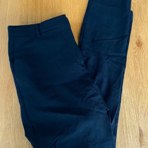 Svarta kostymbyxor med raka ben - Svarta kostymbyxor från Stockh LM.   Rensar ur min garderob från en hel del oanvända kläder🌼 Om du ser något mer i min profil som du gillar så skickar jag med det till dig också!😊 Fler kläder kommer! 