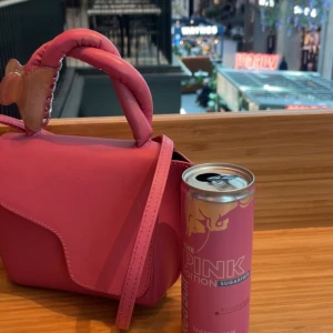 ATP väska  - Säljer denna sjukt snygga rosa väska som jag köpt på plick. Ny pris: 3 900kr Perfekt till alla tillfällen. Priset kan diskuteras!!🫰🏼🩷