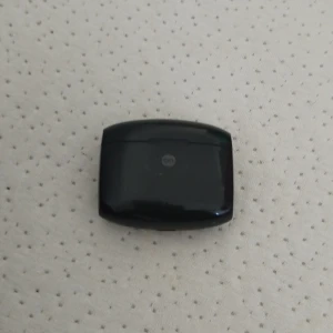 Trådlösa hörlurar i färgen svart - Dem funkar och vill sälja  för att har fått ett nytt par